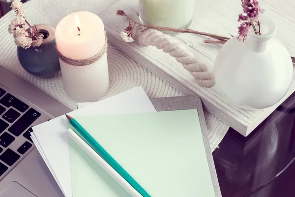 Biurko z notebooka, laptopa i świeca — Zdjęcie stockowe