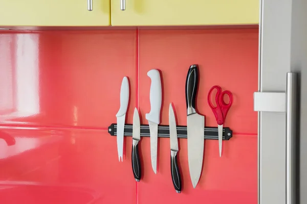 Imán de cuchillo en una cocina — Foto de Stock