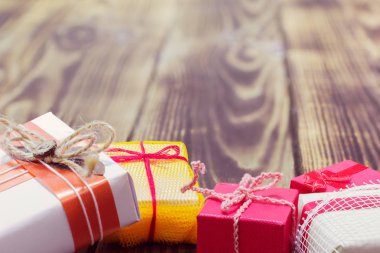 ahşap arka plan üzerinde farklı paketlerinde hediye
