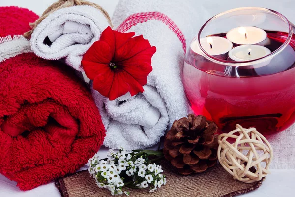 SPA consisten en toallas, velas, flores y aromaterapia — Foto de Stock