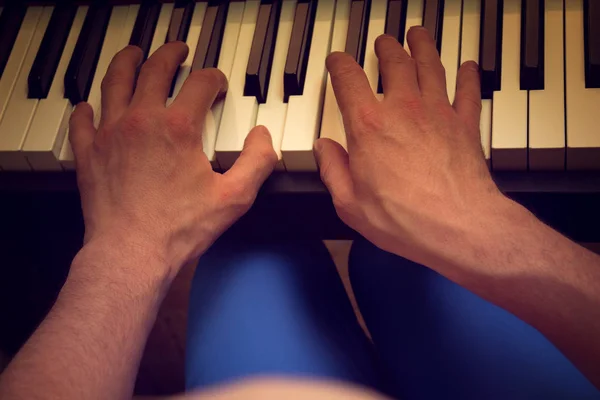 Men 's hands playing the piano — стоковое фото