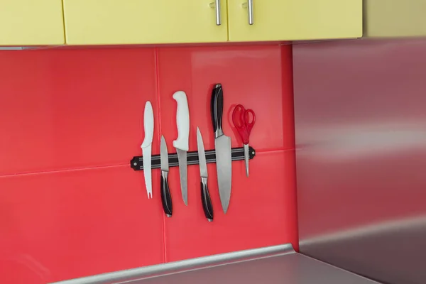 Magnete per coltelli in cucina — Foto Stock