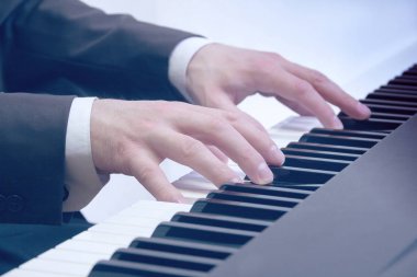 adamın elleri konserinde piyano oynamak