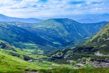 çimenli Vadisi ve gökyüzü ile Karpatlar Dağları peyzaj 
