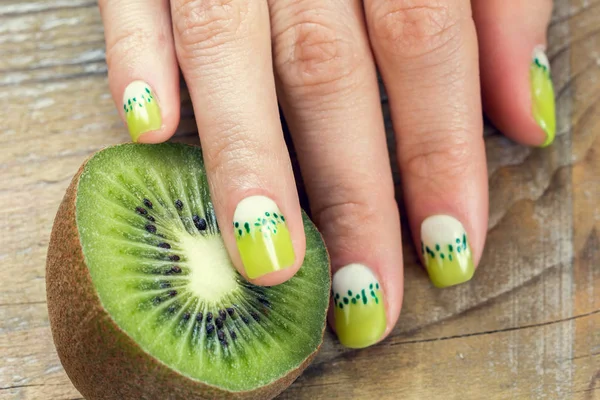 Kiwi art manicure — Stock Photo, Image