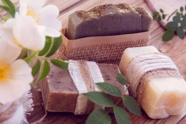 Üç adet beyaz gül ile kuru sabun