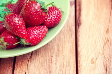 Yeşil plaka üzerinde çilek 