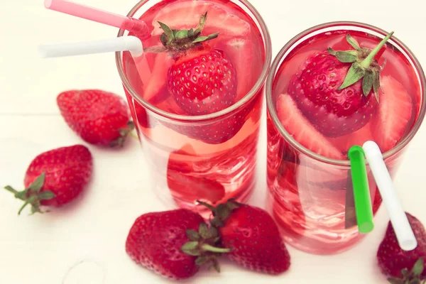 Getränk mit Erdbeeren — Stockfoto
