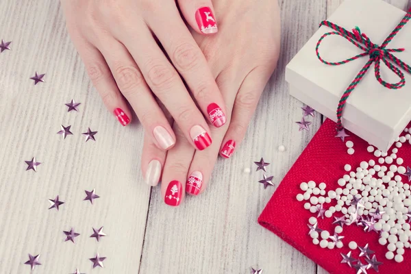 Kunst kerst manicure, rood en wit kleur — Stockfoto