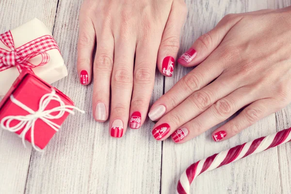 Kunst kerst manicure, rood en wit kleur — Stockfoto