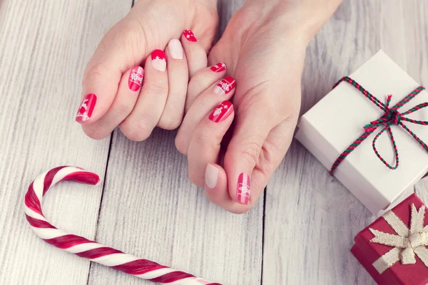 Arte Navidad manicura, color rojo y blanco —  Fotos de Stock