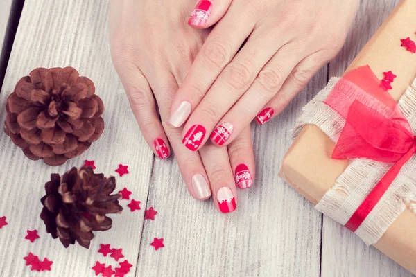 Kunst kerst manicure, rood en wit kleur — Stockfoto