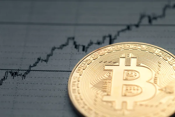 Bitcoin op de achtergrond van een stijgende grafiek — Stockfoto