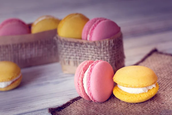 A tradição francesa - macaroons coloridos — Fotografia de Stock