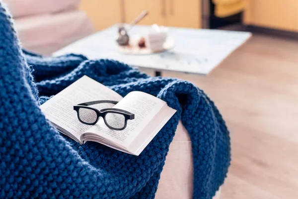 A day of relaxation with reading a book — Stock Photo, Image