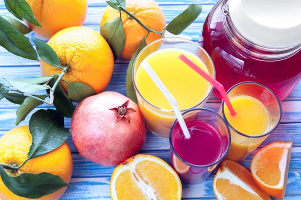 Φρεσκοστυμμένοι Χυμοί Πορτοκαλιού Και Ροδιού Πορτοκάλια Και Φρούτα Ροδιού Μπλε — Φωτογραφία Αρχείου