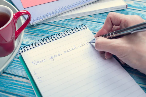 Vrouwelijke Hand Schrijven Het Nieuwe Jaar Resoluties Een Notebook — Stockfoto