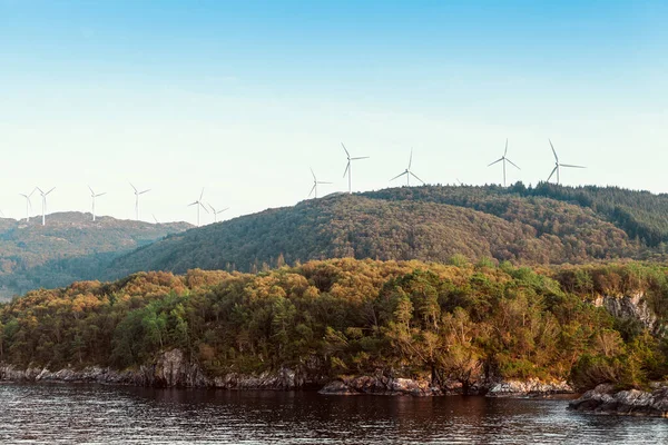 Alternative Energy Wind Turbines Bergen Een Zee Blauwe Lucht Achtergrond — Stockfoto