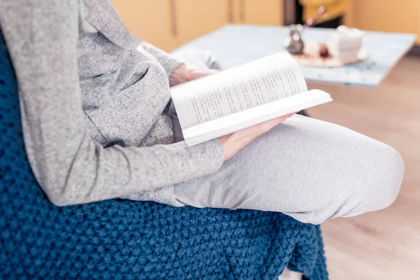 Rest Day Pregnant Woman Who Reads Book Kitchen Sitting Sofa — Stock Photo, Image