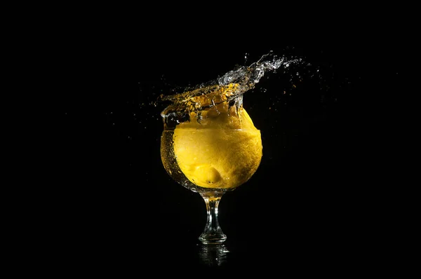 Limón salpicando en vidrio —  Fotos de Stock
