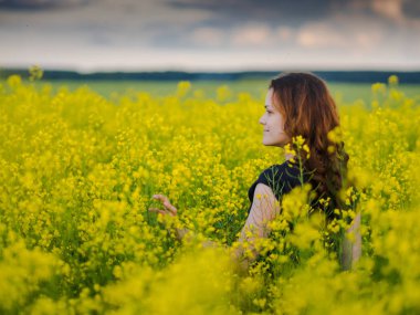 Kanola alanında güzel Rus kız