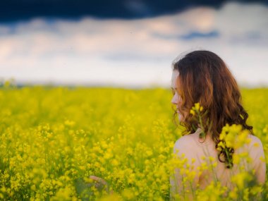 Kanola alanında güzel Rus kız