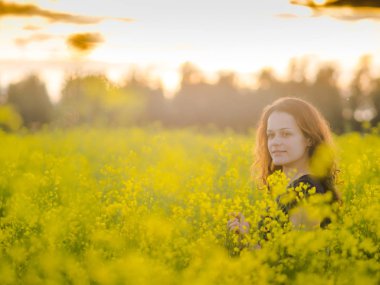 Kanola alanında güzel Rus kız