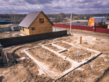 Suyla dolu bir evin temeli