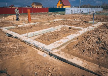 Suyla dolu bir evin temeli