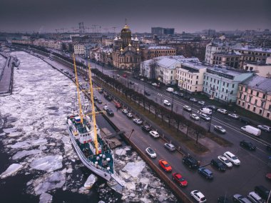St. Petersburg 'da Neva' da buz kayması ve setin yanında bir yelkenli yelkenlisi.