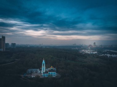 Moskova 'da baharda bir tepede tapınak