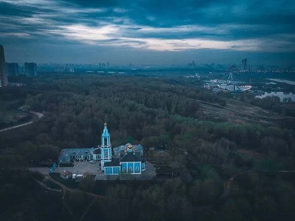 Tempel auf einem Hügel im Frühling in Moskau — Stockfoto