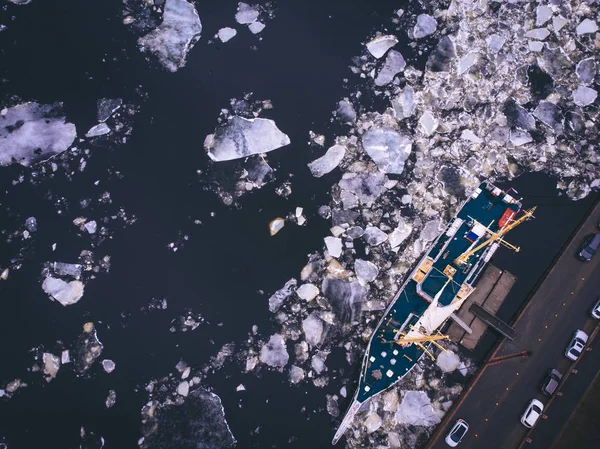 IJsdrift op de Neva in St. Petersburg en een zeilschoener bij de dijk — Stockfoto