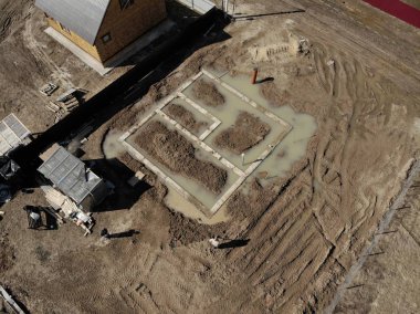 Suyla dolu bir evin temeli