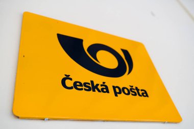 Cesky Krumlov, Çek Cumhuriyeti - 28 Ekim 2019: Çek Posta Teşkilatı postanenin duvarında sarı renkli tabela - geniş açılı çekim