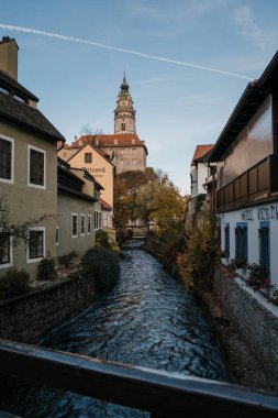 Cesky Krumlov nehir manzaralı şato ve ortaçağ evleri - Çek Cumhuriyeti