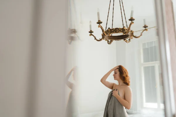 Mulheres ruivas manhã preguiçosa em um quarto vintage ensolarado, sem roupas e partes do corpo nu - Segurando toalha cinza — Fotografia de Stock