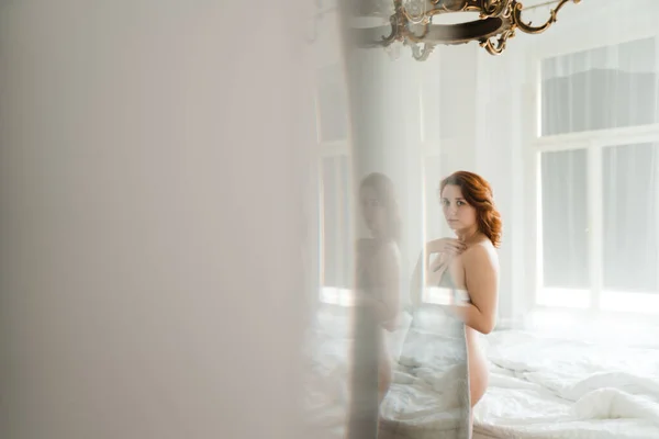 Redhead γυναίκες τεμπέλης πρωί σε ένα ηλιόλουστο vintage δωμάτιο χωρίς ρούχα και γυμνά μέρη του σώματος - Κρατώντας γκρι πετσέτα — Φωτογραφία Αρχείου