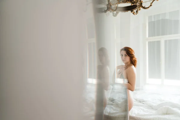 Roodharige vrouwen luie ochtend in een zonnige vintage kamer zonder kleren en naakte lichaamsdelen - Holding grijze handdoek — Stockfoto