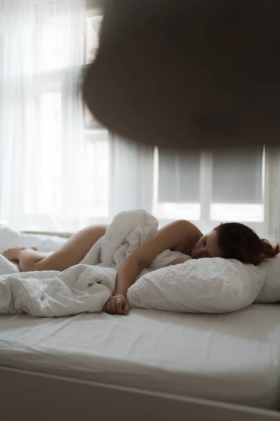 Mulheres ruivas manhã preguiçosa em um quarto vintage ensolarado, sem roupas e partes do corpo nu - Deitado na cama sob cobertor — Fotografia de Stock