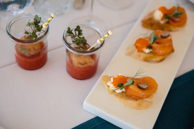 Doğu Avrupa Baltık Riga Letonya 'da düzenlenen bir doğum günü partisi sırasında beyaz bir salonda servis edilen yemekler - Mavi ve deniz mavisi renkler - Kanepe, atıştırmalıklar ve hafif içecekler