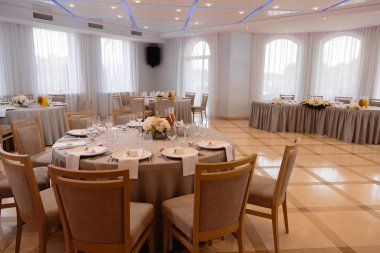 Doğu Avrupa Baltık Riga Letonya 'daki bir düğün resepsiyonunda beyaz bir salonda servis edilen yemekler - Biege, creme ve pembe renkte tabaklar - Kanepe, aperatif ve hafif içecekler