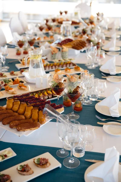 Jedzenie serwowane na stole w białej sali podczas przyjęcia urodzinowego we wschodniej Europie Bałtyku Ryga Łotwa - Niebieskie i ciemne kolory - Kanapka, przekąski i lekkie napoje — Zdjęcie stockowe