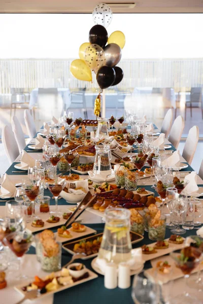 Eten geserveerd op tafel in een witte zaal tijdens een verjaardagsfeest in Oost-Europa Baltic Riga Letland - Blauwe en teal kleuren - Canape, snacks en lichte dranken — Stockfoto