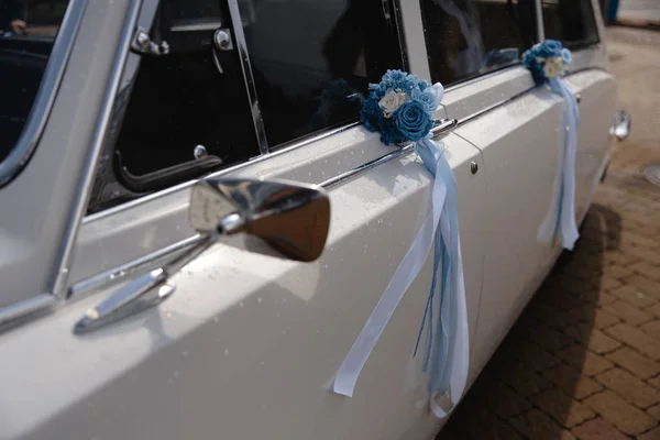 Biały retro rocznik samochód podczas wesela - ozdobione kwiatami i wstążkami - Używane do transportu narzeczonych i pana młodego — Zdjęcie stockowe