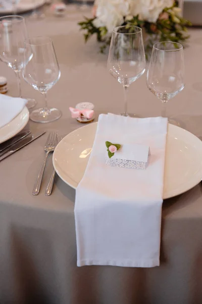 Eten geserveerd op tafel in een witte zaal tijdens een bruiloft receptie in Oost-Europese Baltische Riga Letland - Biege, crème en roze kleuren met naambordjes op gerechten - Canape, snacks en lichte dranken — Stockfoto