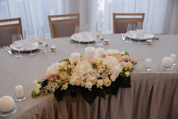 Eten geserveerd op tafel in een witte zaal tijdens een bruiloft receptie in Oost-Europese Baltische Riga Letland - Biege, crème en roze kleuren met naambordjes op gerechten - Canape, snacks en lichte dranken — Stockfoto