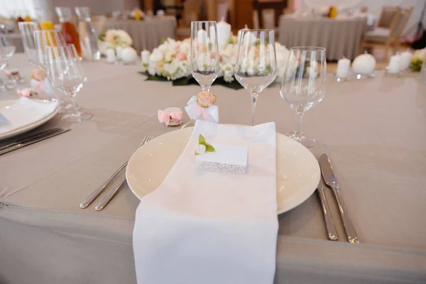 Eten geserveerd op tafel in een witte zaal tijdens een bruiloft receptie in Oost-Europese Baltische Riga Letland - Biege, crème en roze kleuren met naambordjes op gerechten - Canape, snacks en lichte dranken — Stockfoto
