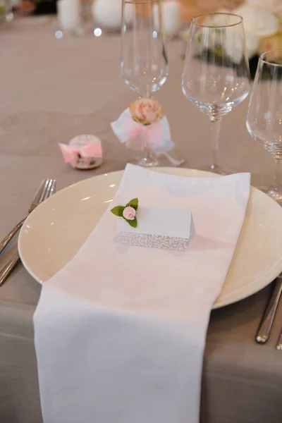 Eten geserveerd op tafel in een witte zaal tijdens een bruiloft receptie in Oost-Europese Baltische Riga Letland - Biege, crème en roze kleuren met naambordjes op gerechten - Canape, snacks en lichte dranken — Stockfoto