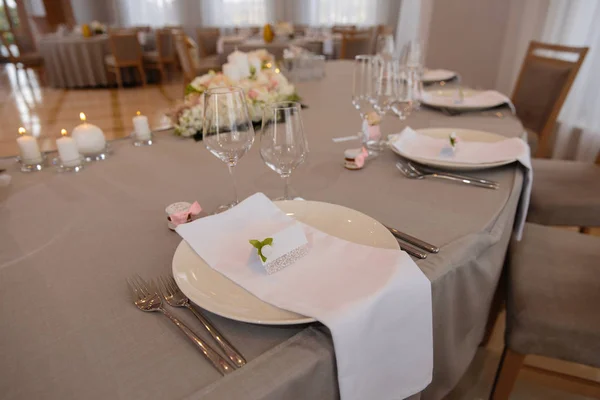 Eten geserveerd op tafel in een witte zaal tijdens een bruiloft receptie in Oost-Europese Baltische Riga Letland - Biege, crème en roze kleuren met naambordjes op gerechten - Canape, snacks en lichte dranken — Stockfoto